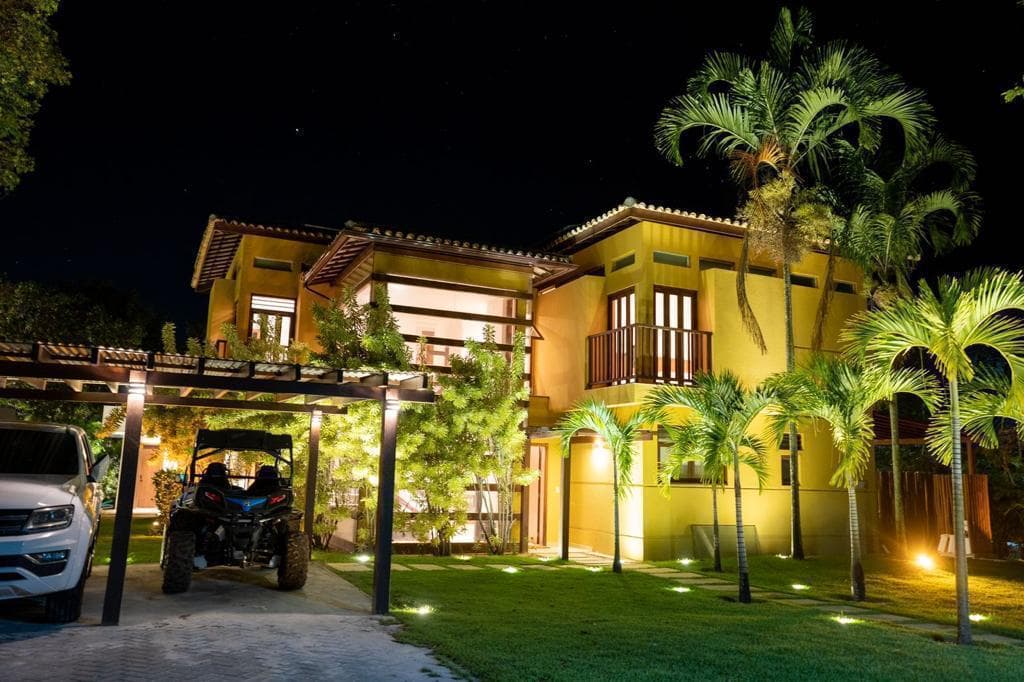 Fachada principal da casa de luxo em Sauipe