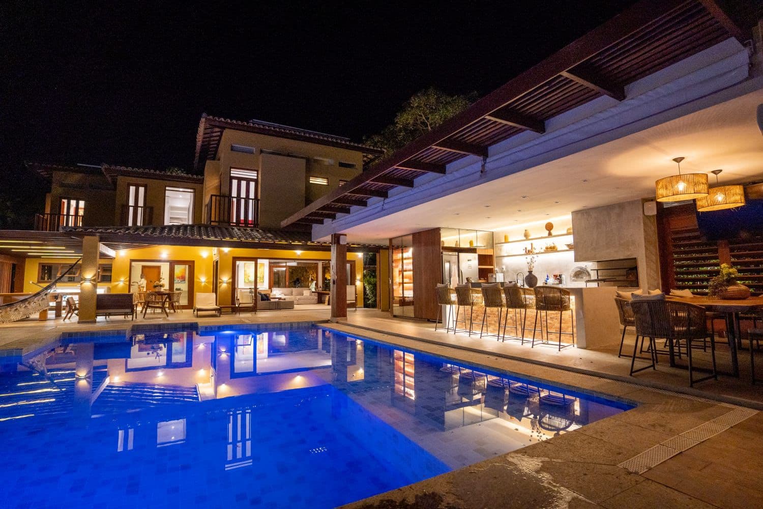 Piscina da propriedade com vista tropical