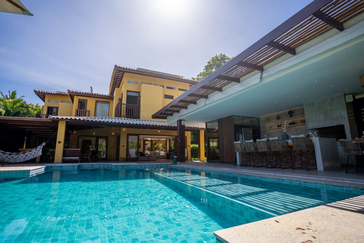 Piscina com area de lazer