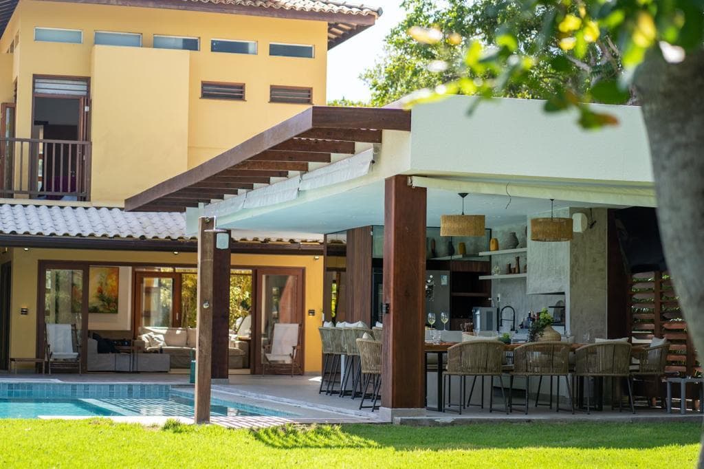 Area da piscina com espreguicadeiras