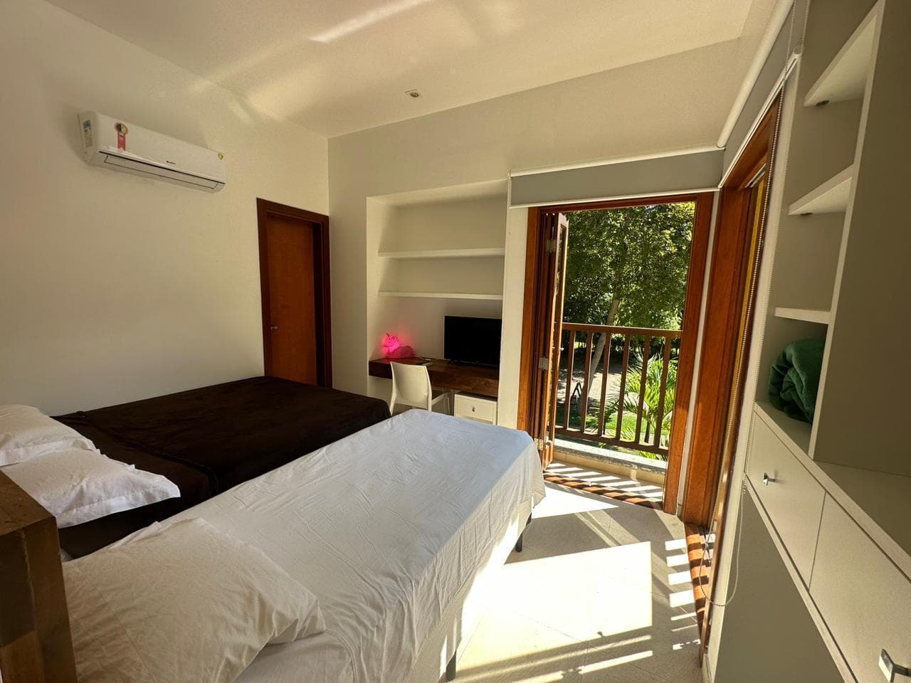 Quarto aconchegante com decoracao tropical