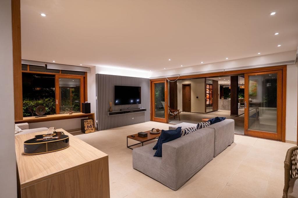 Sala de estar com vista para a piscina